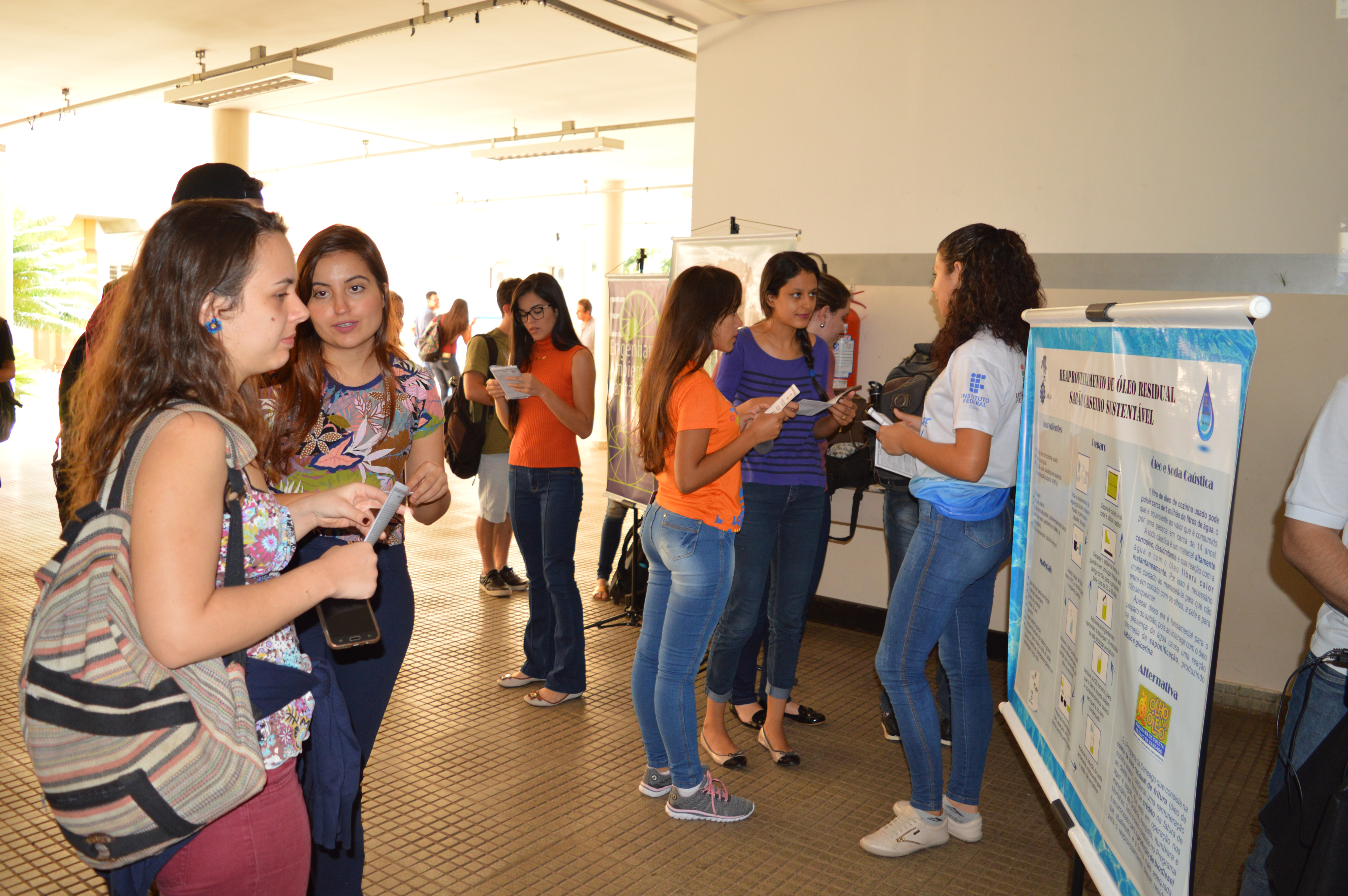 Estudantes do Centro Acadêmico de Engenharia Ambiental e Sanitária durante a campanha, no Câmpus Goiânia.